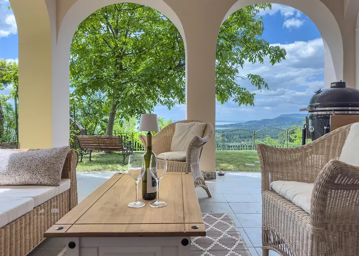 Апартаменты Revfueloep Panorama Kuria *